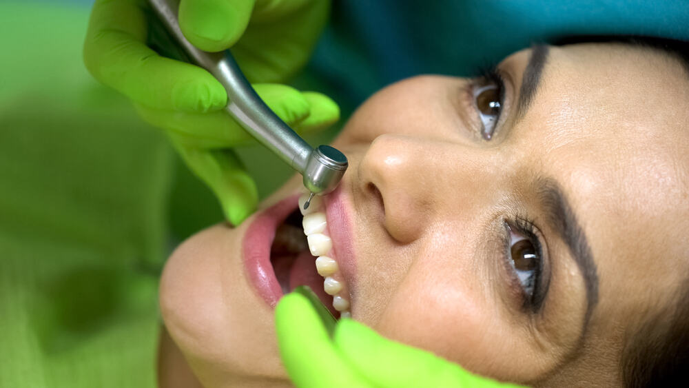 손상된 치아 모양을 복구하는 강력한 솔루션인 치아 접착에 대해 알아보십시오.