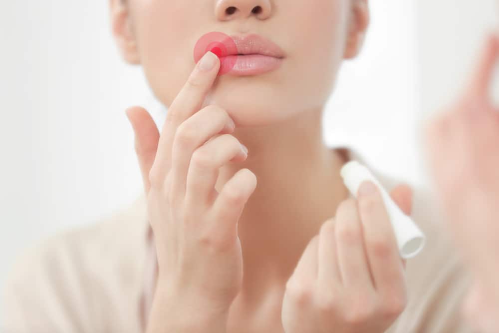 4 Ursachen für geschwollene Lippen, wenn Sie morgens aufwachen (plus der richtige Weg, um es zu überwinden)