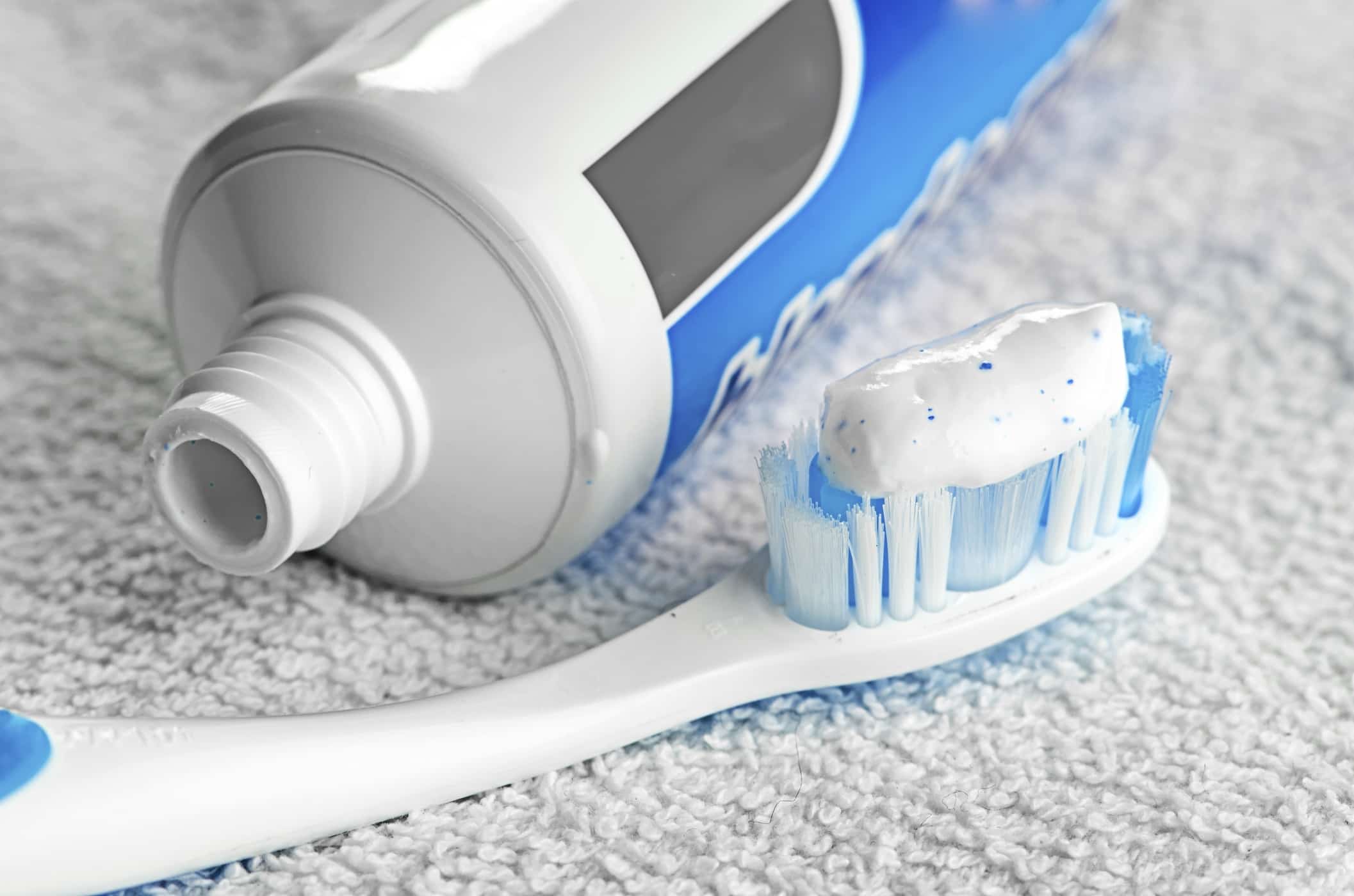 Kennenlernen der Farbcodes auf Zahnpastaverpackungen: Was bedeutet das?