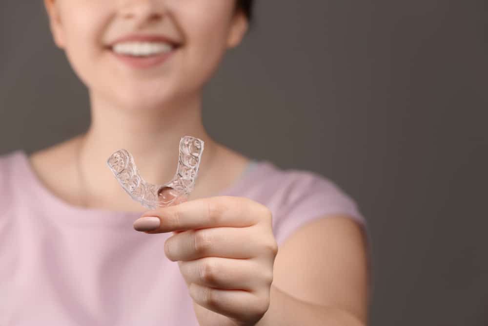Wie lange sollte ich transparente Zahnspangen tragen, um saubere Zähne zu bekommen?