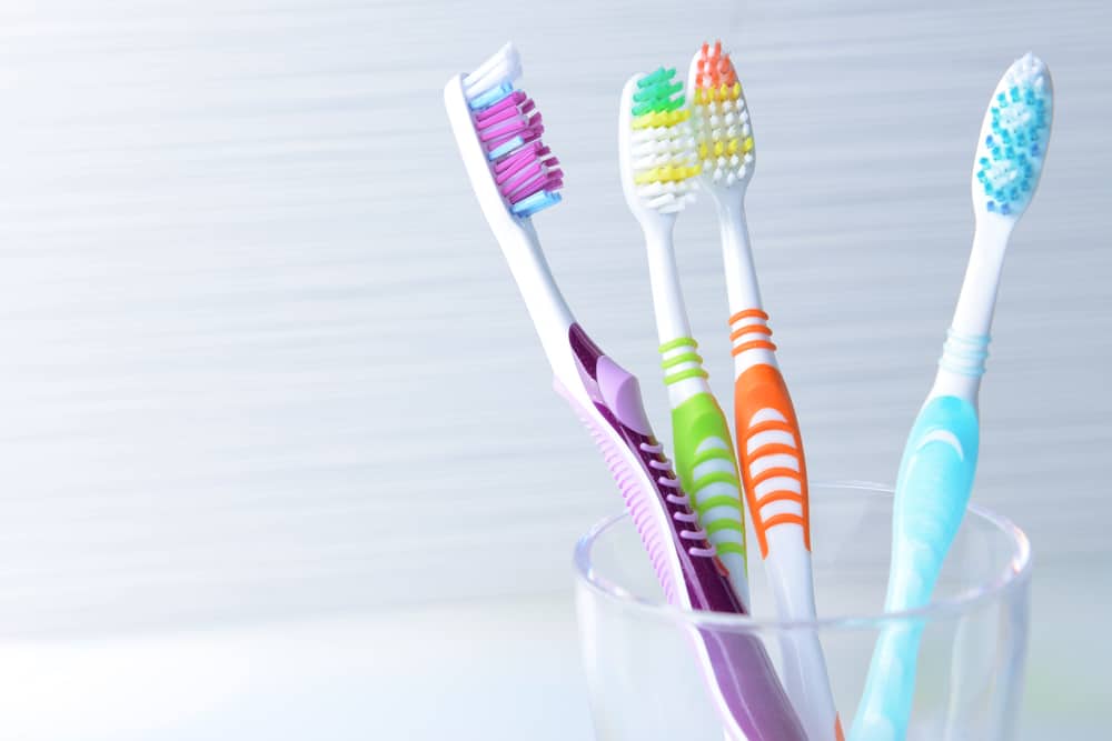 5 consejos para guardar el cepillo de dientes adecuado para que no se convierta en un nido de gérmenes