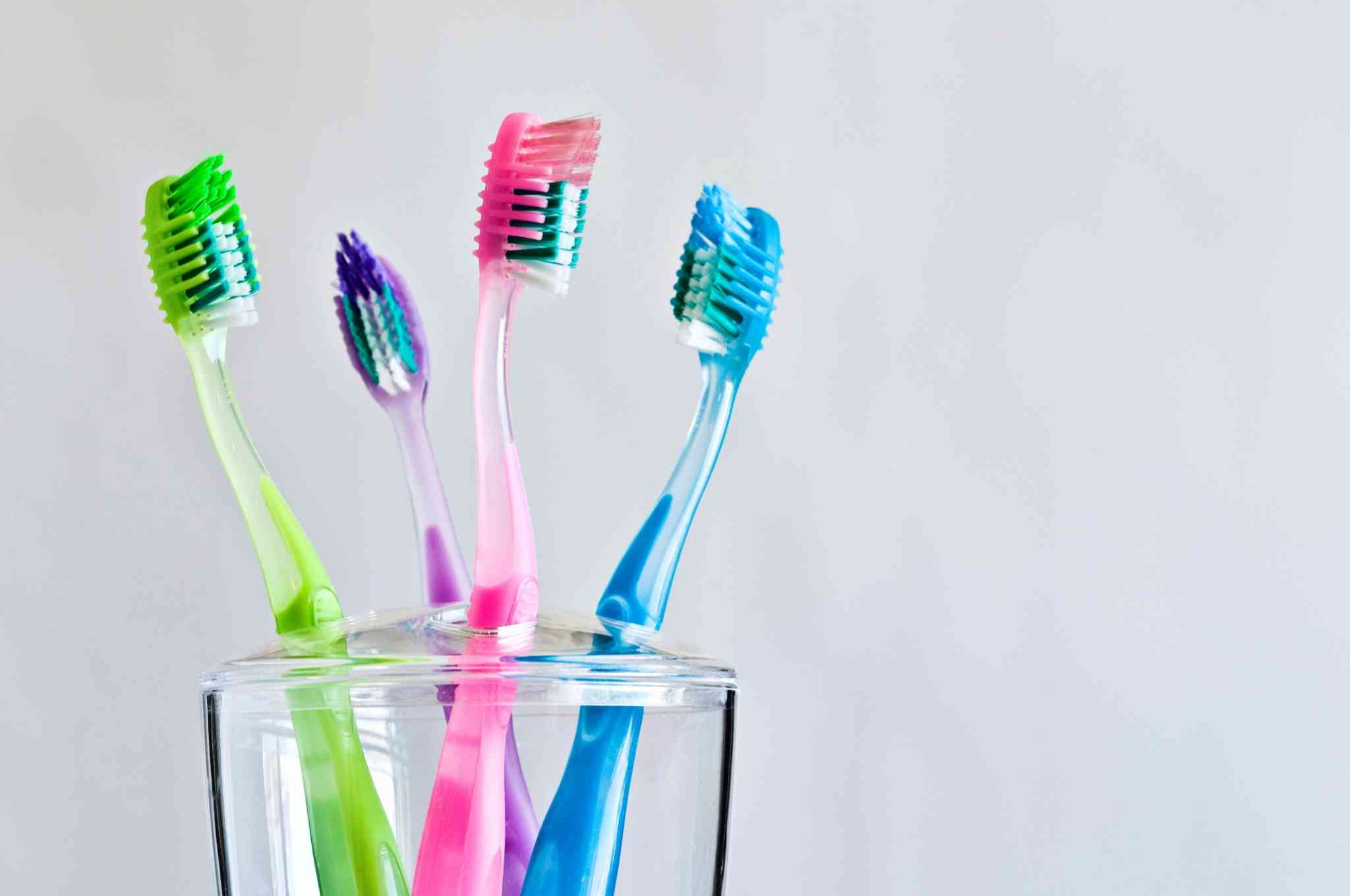 Tu cepillo de dientes puede contener millones de bacterias, ¡oh! He aquí cómo evitar los cepillos de dientes contaminados