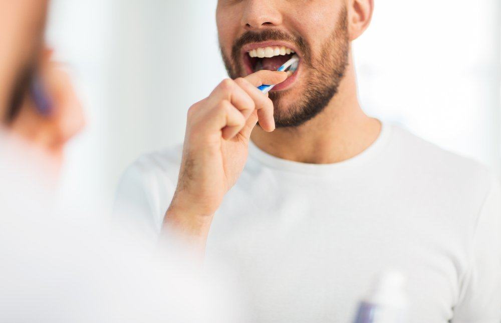 Los 9 errores más comunes que comete al cepillarse los dientes