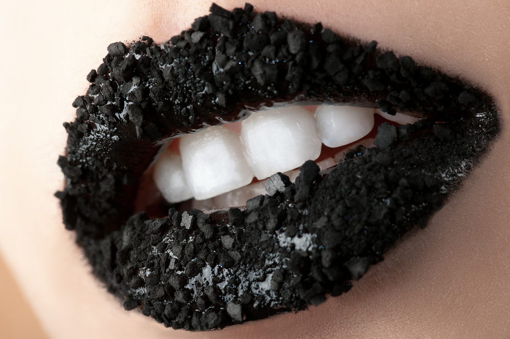 Может ли активированный уголь действительно отбеливать зубы?