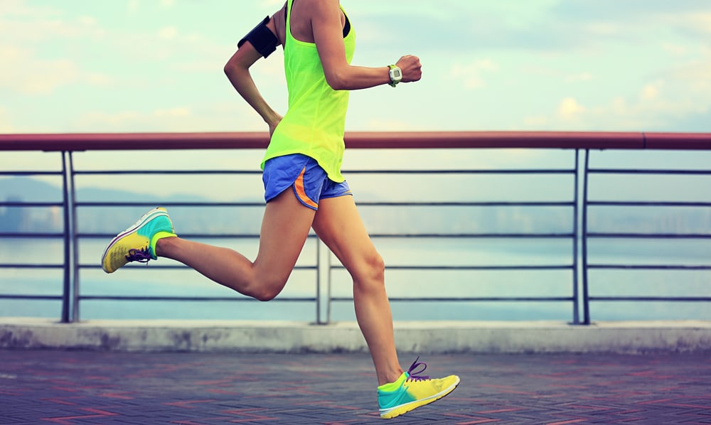Al correr, ¿es mejor aterrizar con los tacones o usar el antepié?