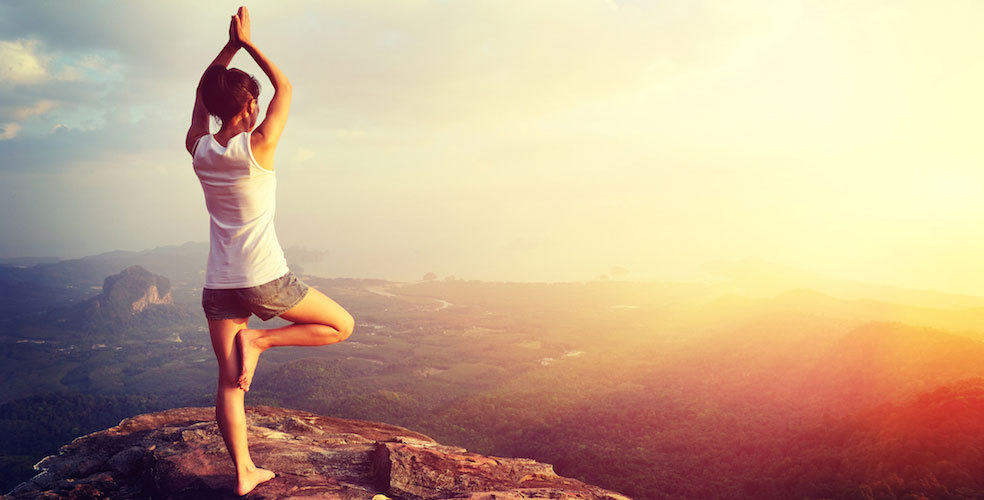 Surya Namaskar Yoga (saludo al sol), práctica de yoga adecuada para principiantes