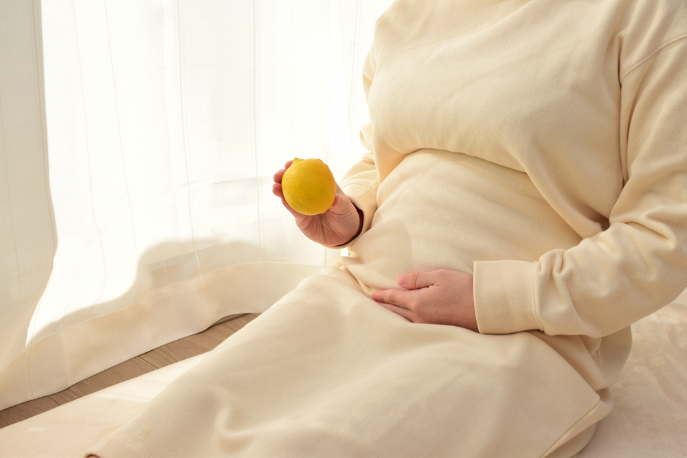 8 beneficios del limón para mujeres embarazadas y los riesgos si se consume demasiado