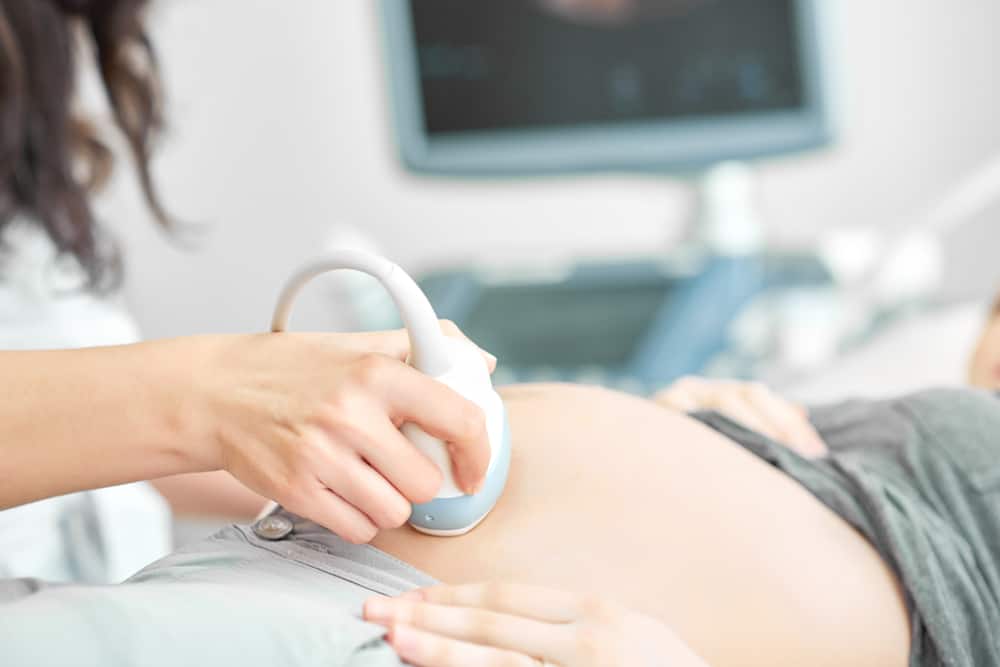 ¿Cuántas veces las mujeres embarazadas deben realizar una ecografía?