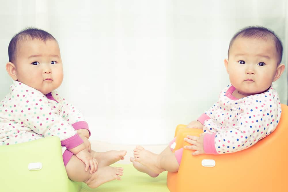 부모의 문제를 줄일 수 있는 쌍둥이를 돌보는 7가지 요령