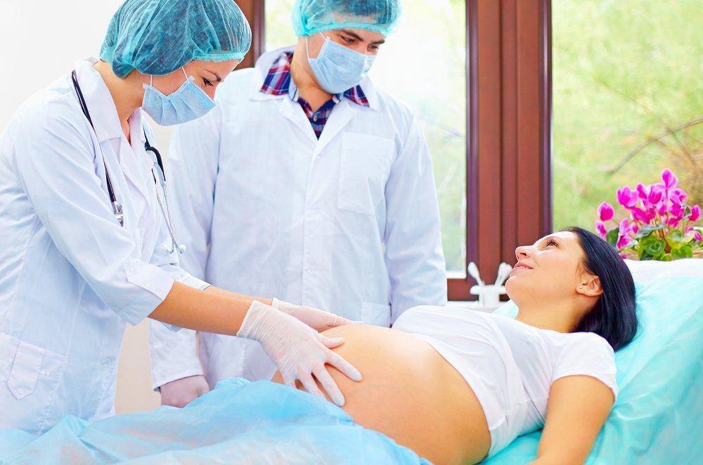 Cómo dar a luz a un bebé que muere en el útero