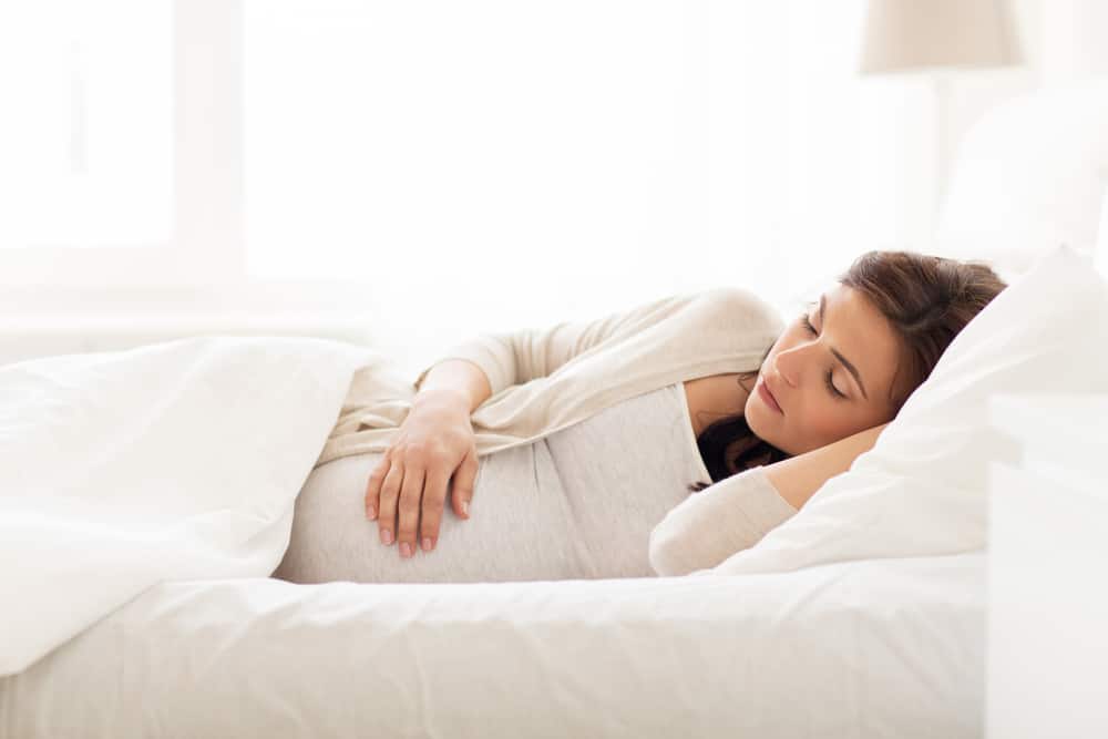 ¿Por qué es mejor que las mujeres embarazadas duerman de lado?
