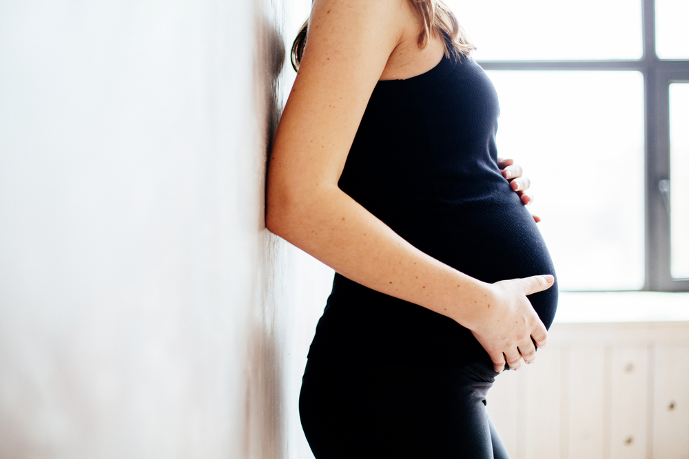 ¿Es peligroso para el feto si el estómago de la mujer embarazada está comprimido o golpeado?