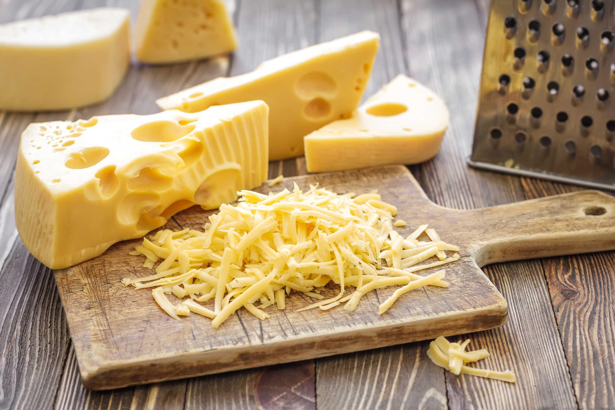 임신 중 치즈 먹기: 어느 것이 안전하고 어느 것이 위험합니까?