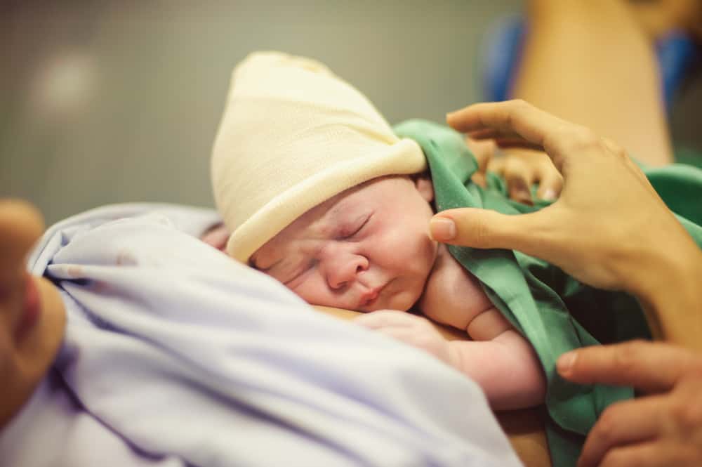 ¿Cuál es la diferencia entre parto espontáneo y parto normal?