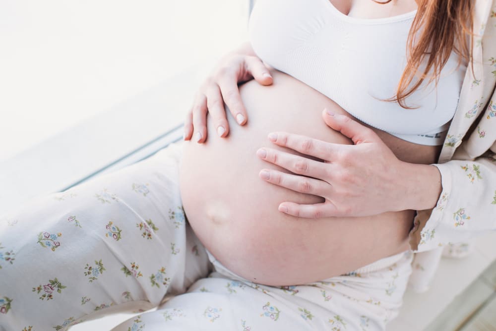 Wann können schwangere Frauen beginnen, Babytritte im Magen zu spüren?