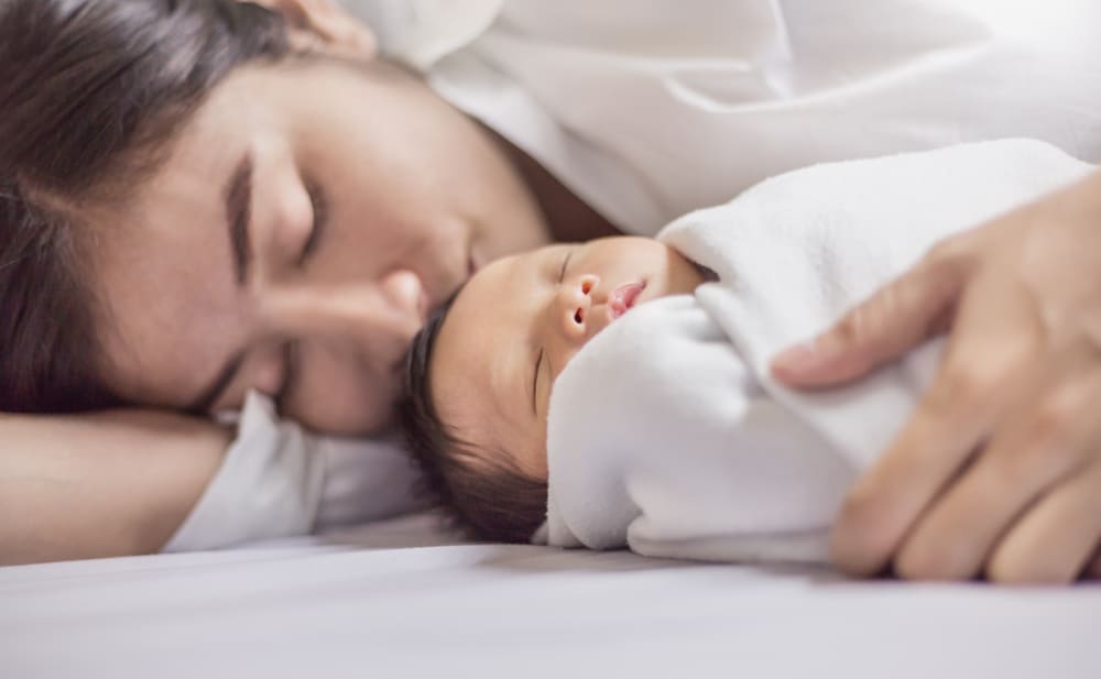 안전하고 편안하려면 출산 후 이 3가지 수면 자세를 시도해 보세요.