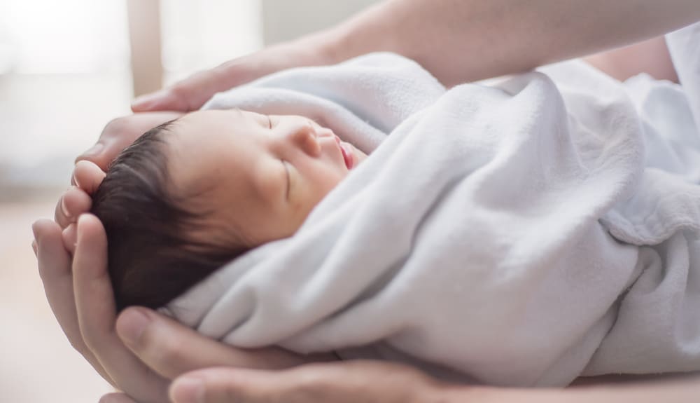 전문가들은 가정 출산에 대해 안전한지 아닌지에 대해 어떻게 말합니까?