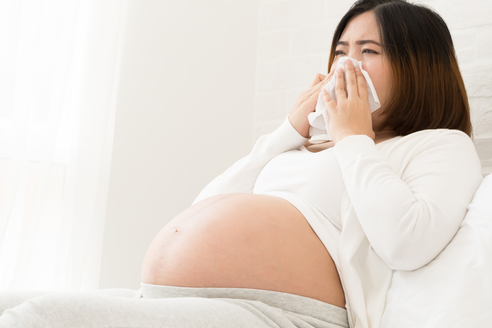 엄마가 임신 중에 자주 재채기를 하는데, 뱃속에 있는 아기에게 위험합니까?