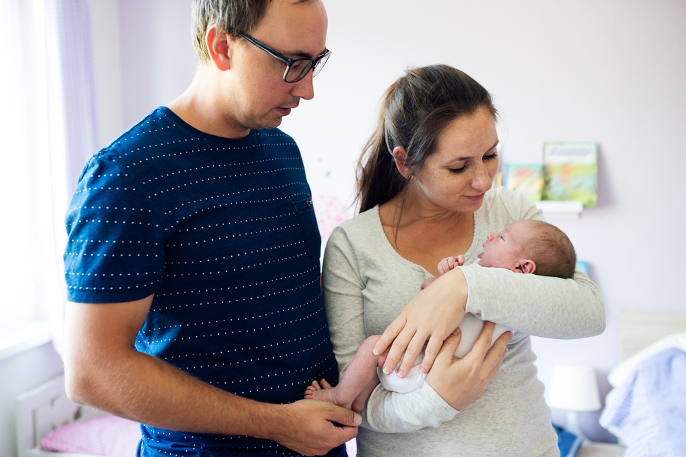 집에서 아내를 돕기 위해 아기를 낳은 후 남편의 4가지 역할