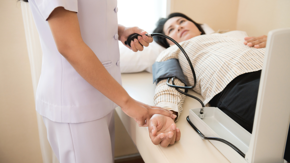 Reconocer los síntomas y peligros de la presión arterial alta después del parto