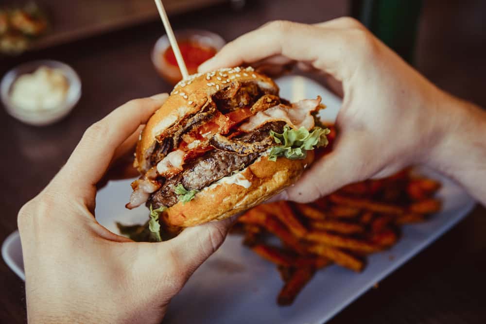 다이어트 중 체중을 유지하기 위해 햄버거를 먹는 건강한 방법 5가지