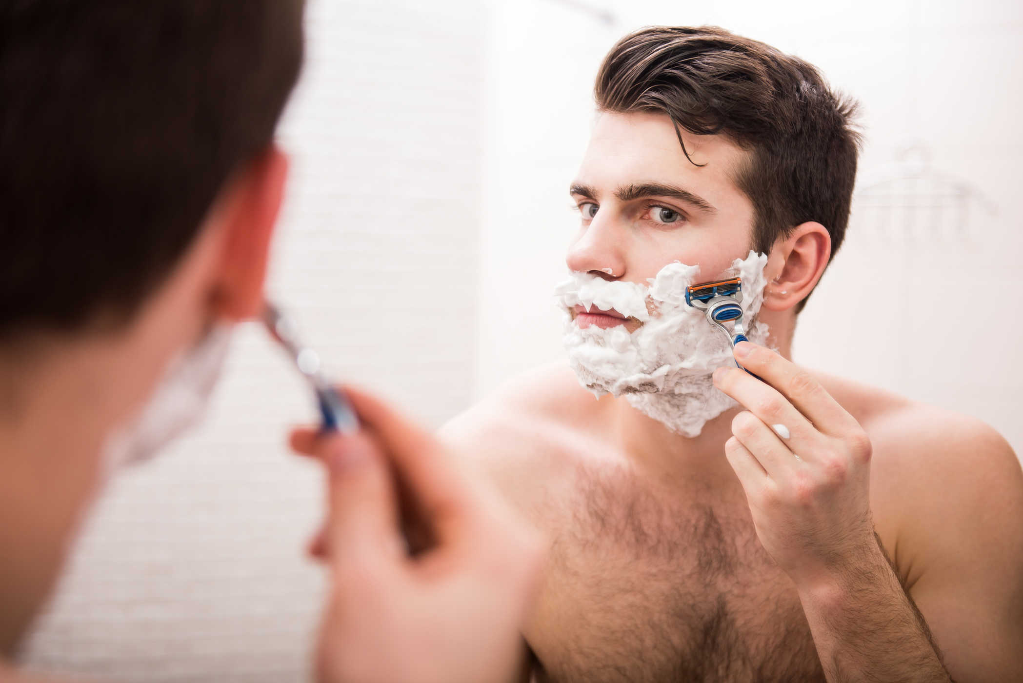 수염과 콧수염 면도의 3가지 중요한 단계