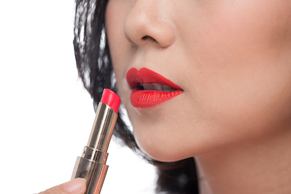 Achte auf die verschiedenen Inhaltsstoffe dieses Lippenstifts, wenn deine Lippen schön und gesund bleiben sollen