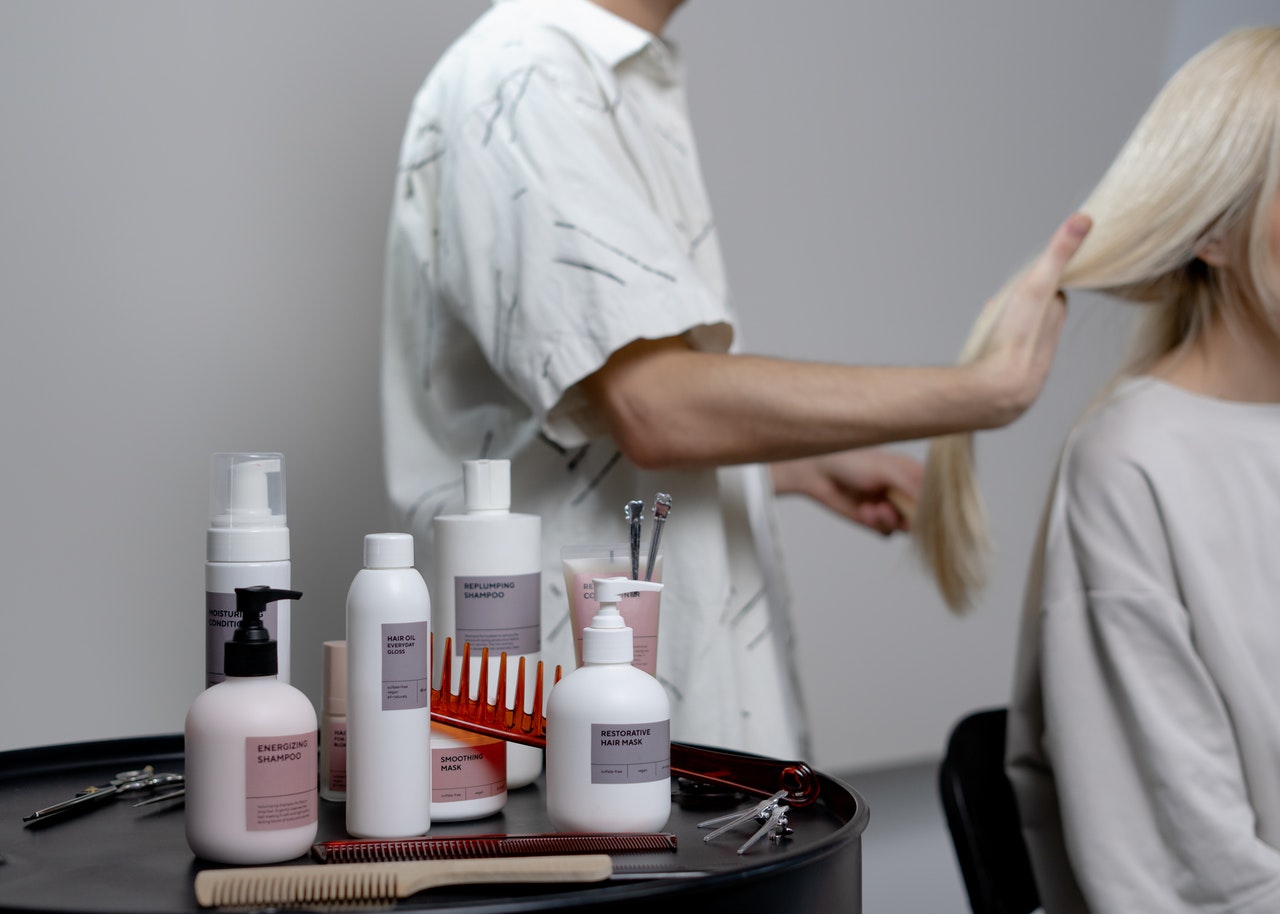 Varios tipos de productos para el cuidado del cabello