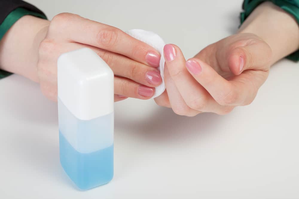 Ya no uses acetona para limpiar el esmalte de uñas, es peligroso para las uñas