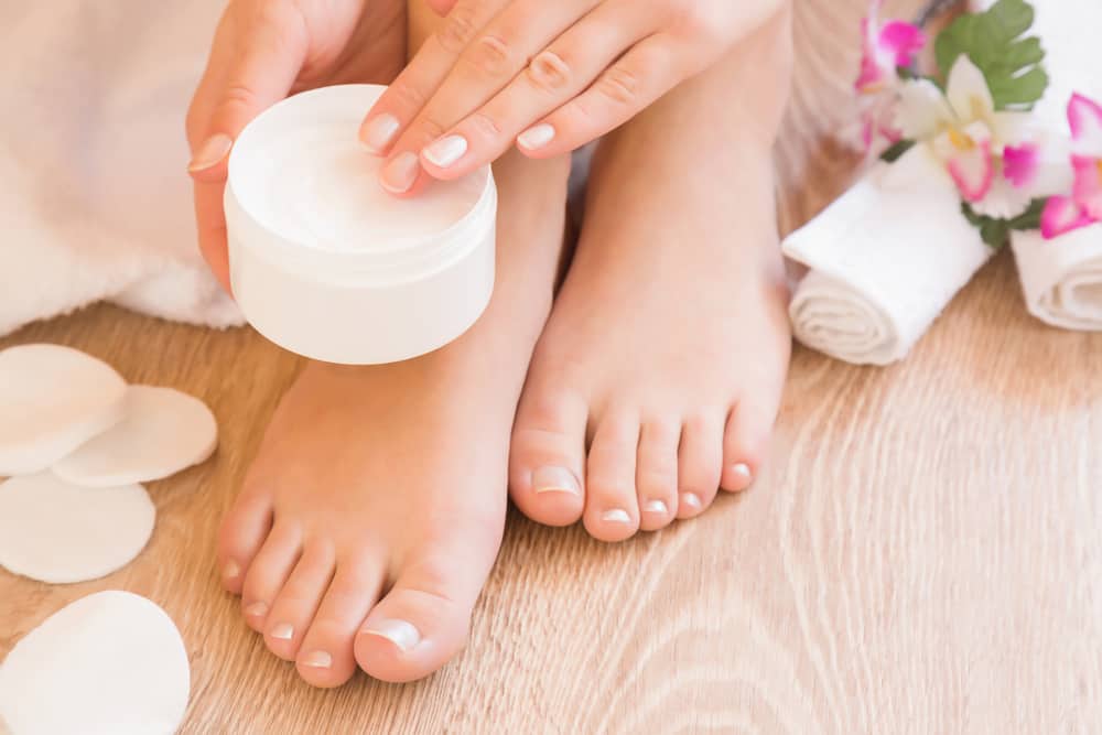 거친 발 피부를 부드럽게 하는 4가지 효과적인 방법