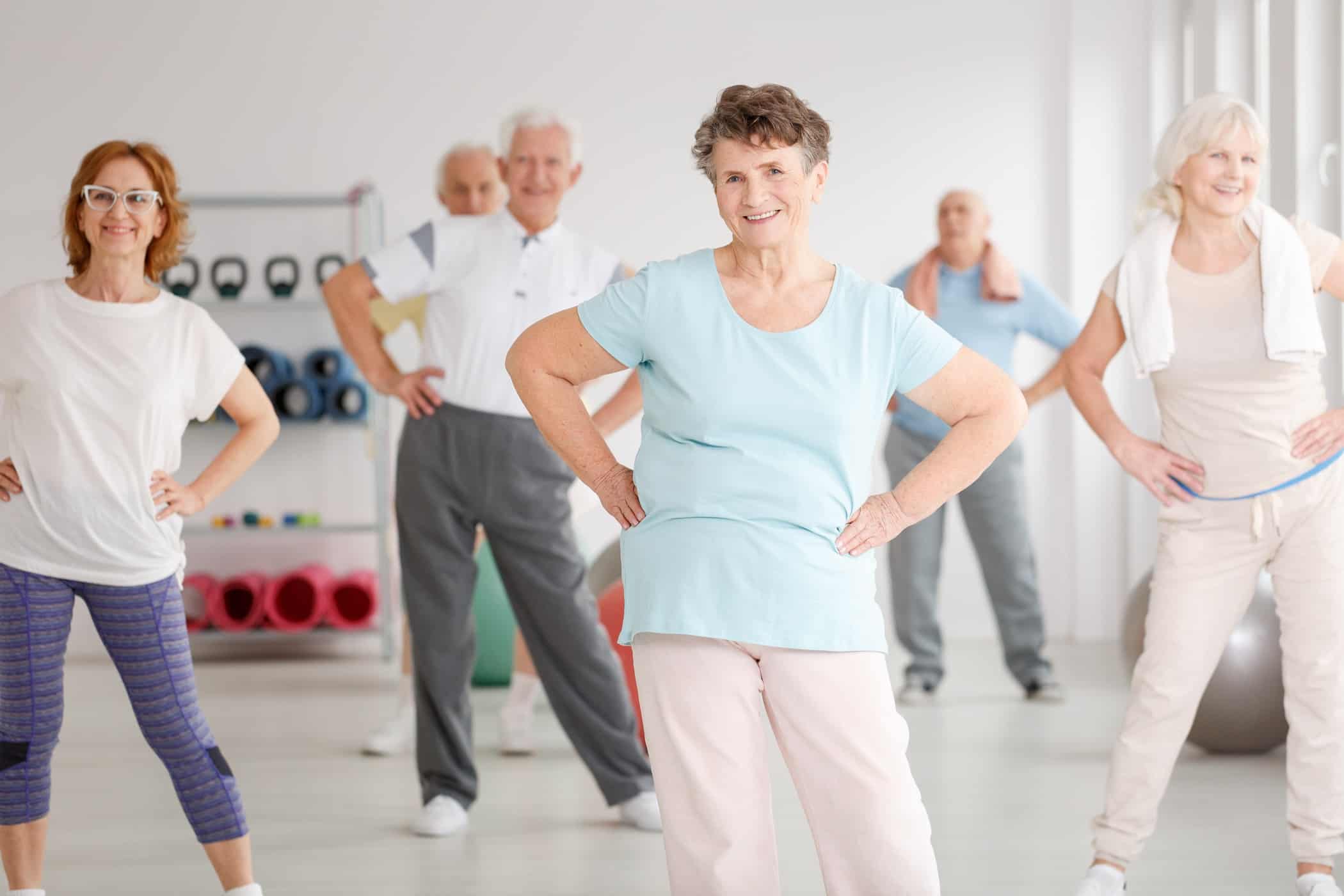 Vorteile und Bewegungen von Gymnastik für ältere Menschen zur Verbesserung der Fitness