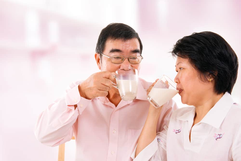 Ältere Menschen, die Schwierigkeiten beim Essen haben, können nur Milch trinken?