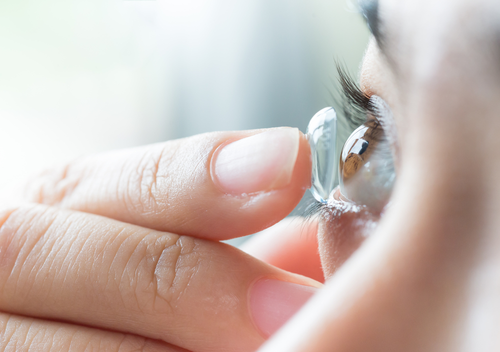 Angst vor Augeninfektionen durch das Tragen von Kontaktlinsen? Komm schon, meide diese 4 Wege