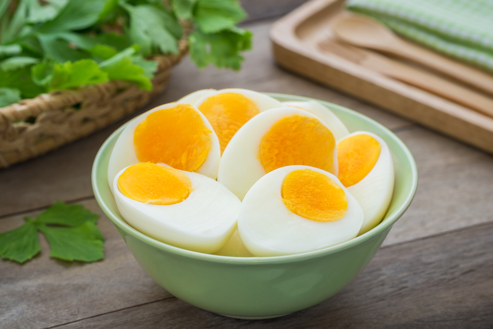 아기가 덜 익힌 계란을 먹을 수 있습니까?