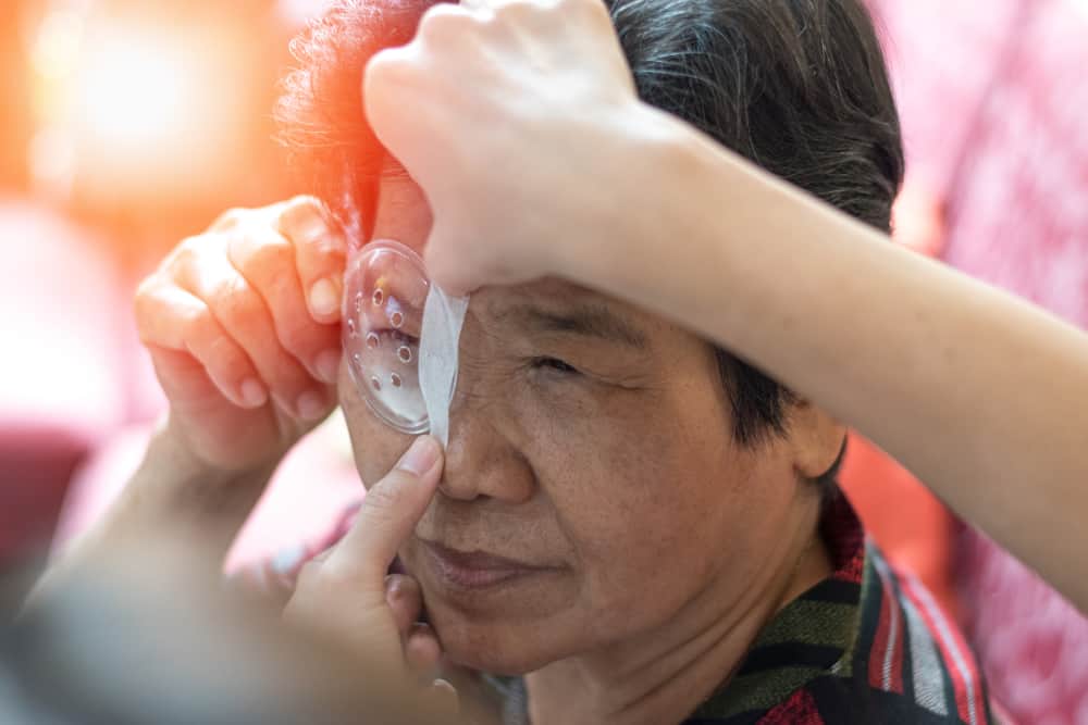 Мыть голову после операции катаракты