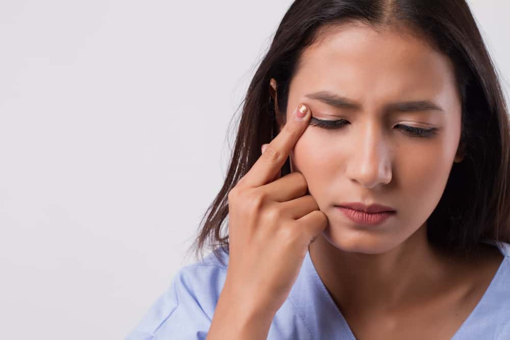 Подергивание глаз - это нормально, или вам следует обратиться к врачу?