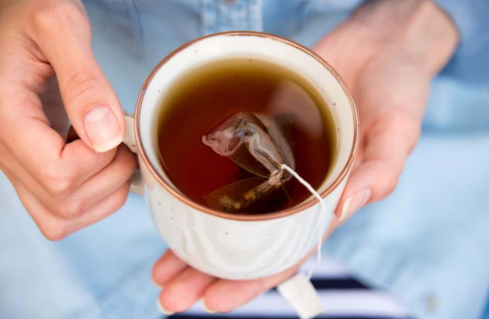 7 beneficios de las bolsitas de té usadas para los ojos, además de cómo usarlas