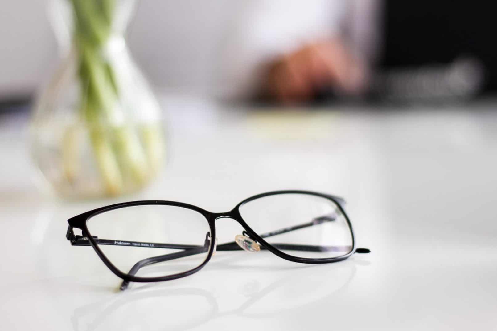 ¿Es cierto que quitarse las gafas a menudo puede curar los ojos negativos? Escuche lo que dice el doctor