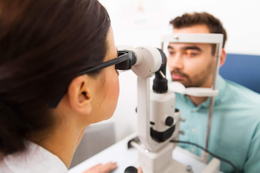 Funduscopia (oftalmoscopia), examen para el diagnóstico de diversas enfermedades oculares
