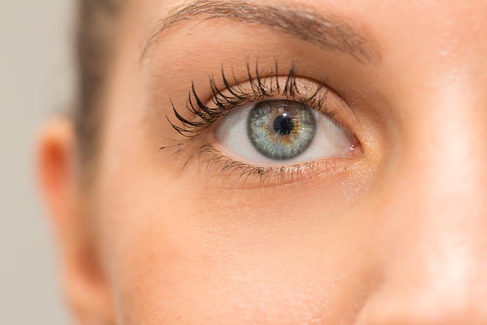 Ursachen für braune Flecken (Sommersprossen) in den Augen sowie die Anzeichen