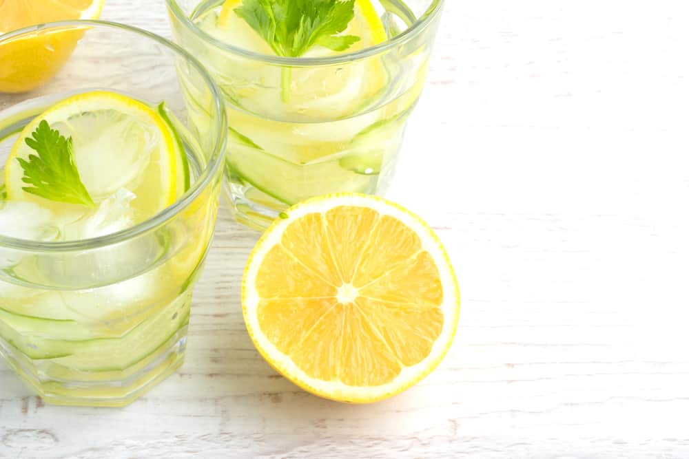 레몬 물을 마시는 것은 실제로 궤양 증상을 악화시킬 수 있습니다.