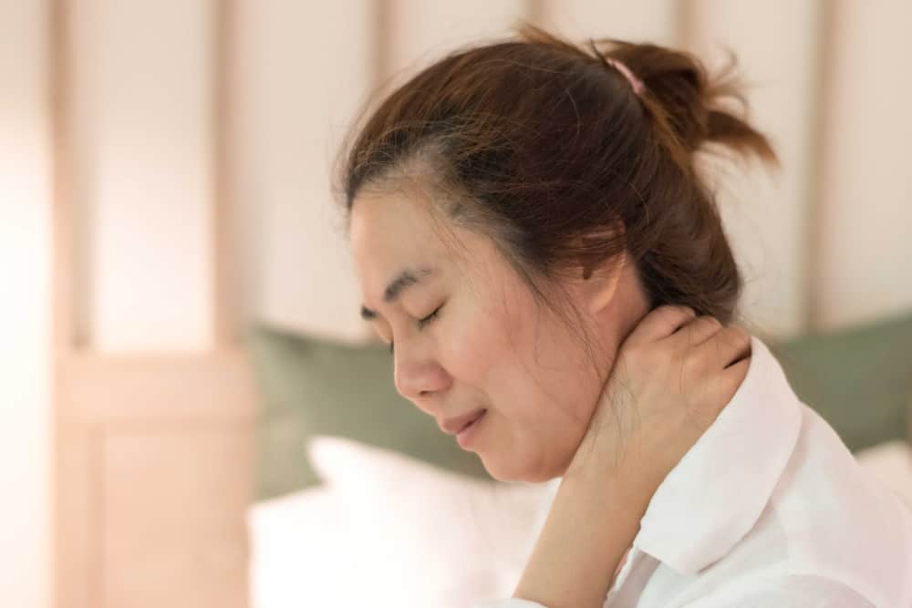 Reconozca los síntomas de un nervio del cuello pellizcado y la forma correcta de superarlo