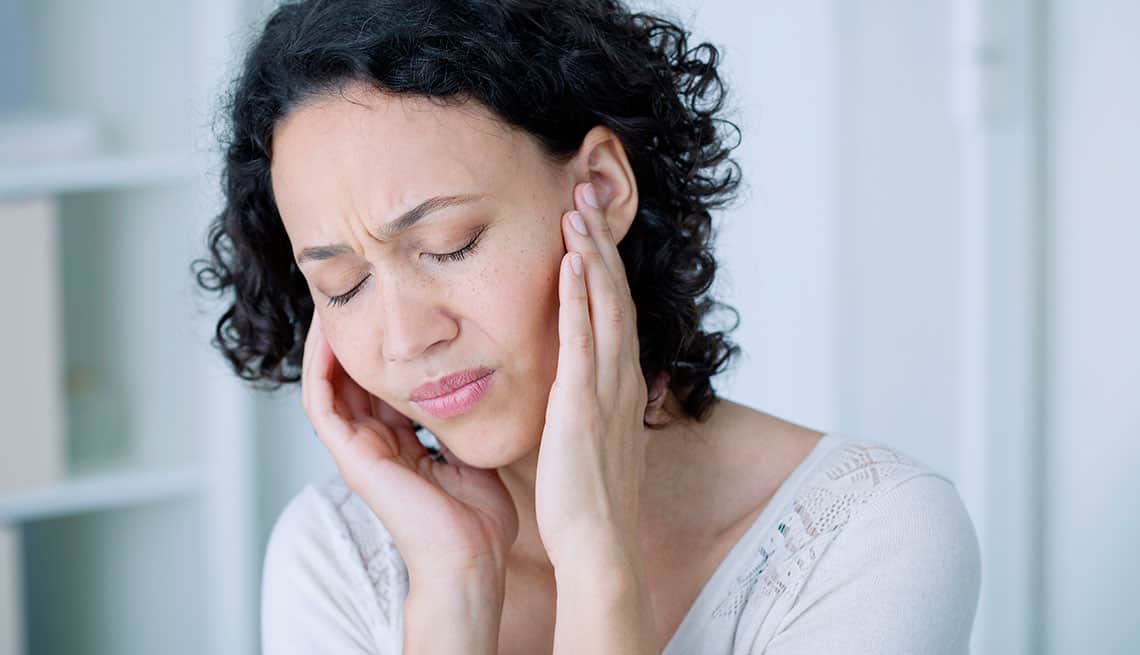독감과 감기에 걸린 귀를 극복하기 위한 3가지 팁