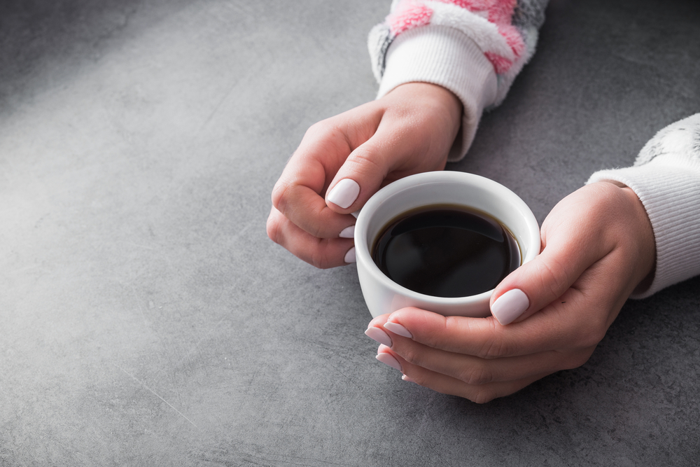 Auswirkungen von Kaffeetrinken, Kopfschmerzen machen oder einfach nur behandeln?