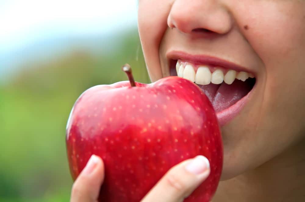 껍질을 벗긴 사과와 사과, 어느 것이 더 건강할까요?