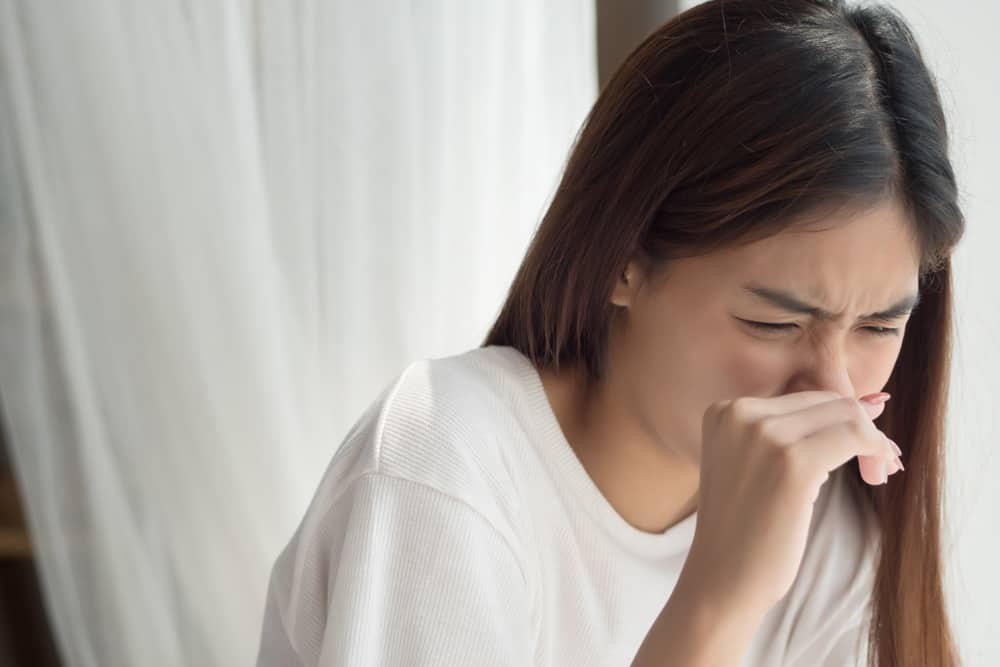 감기와 독감에 걸렸을 때 짜증나는 코를 극복하는 5가지 쉬운 방법