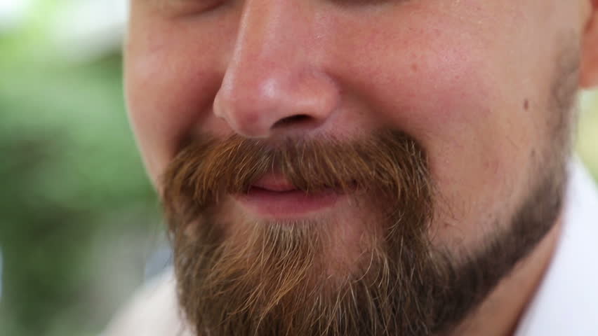 Wie wachsen Schnurrbärte und Bärte bei Männern?