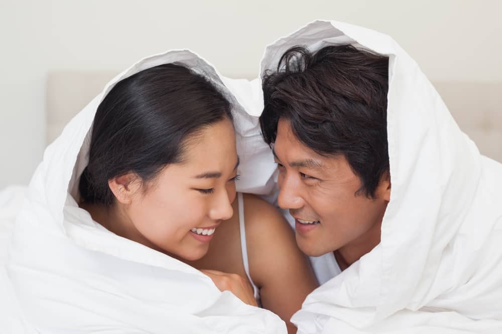 7 leistungsstarke Tricks für Ehefrauen, um Männern zu helfen, länger im Bett zu bleiben