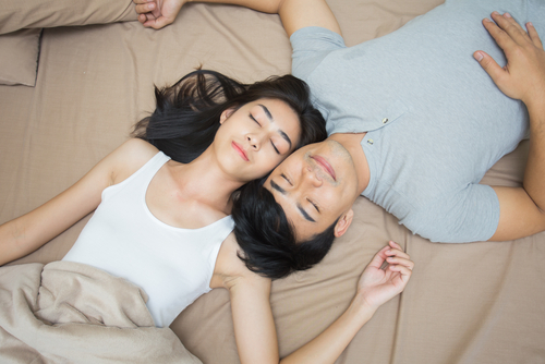 6 Vorteile von Sex vor dem Schlafen in der Nacht