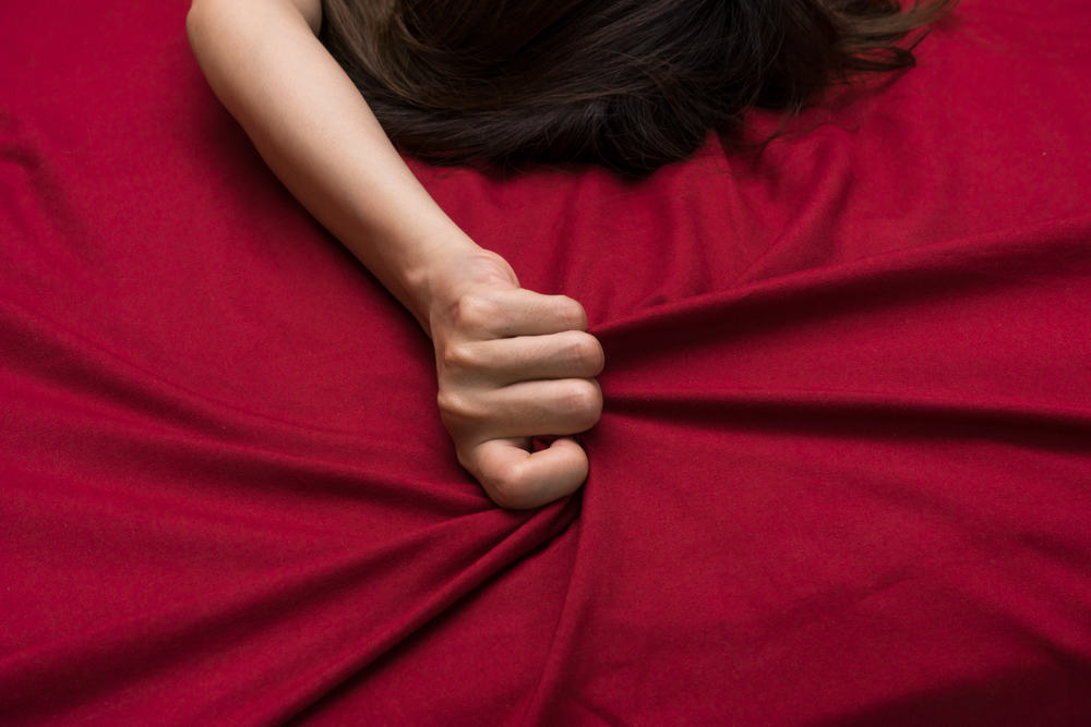 여성이 오르가즘을 느끼는 데 어려움을 겪는 4가지 원인